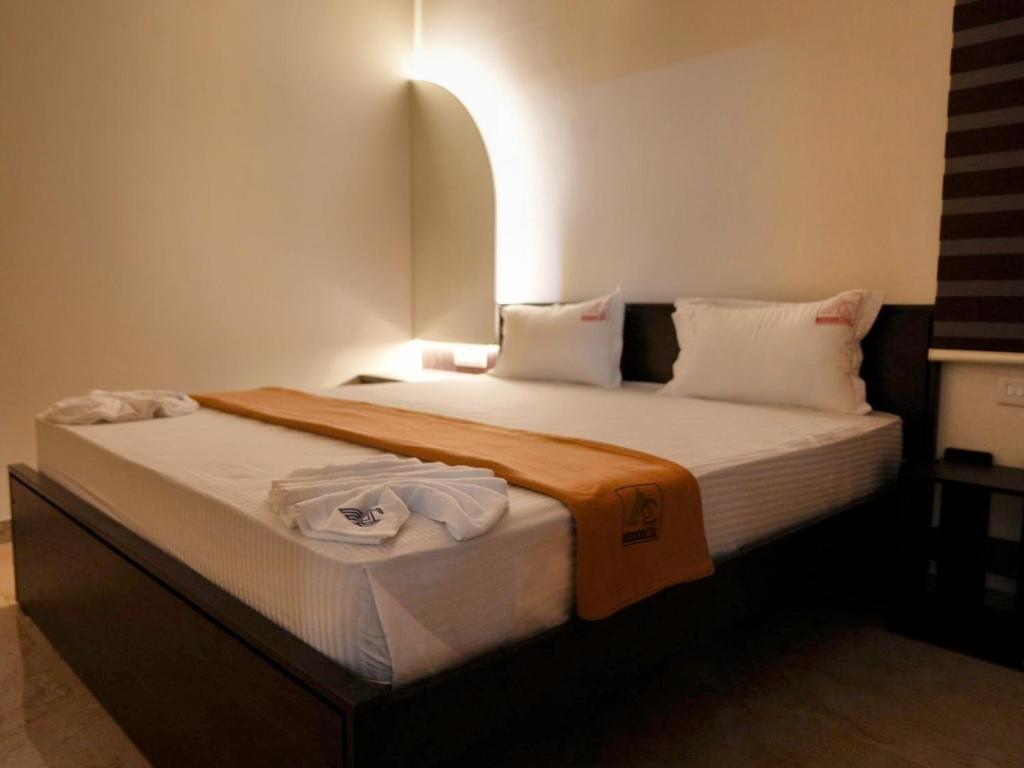 ein Schlafzimmer mit einem großen Bett in einem Zimmer in der Unterkunft Amaira Studio living - Coimbatore in Coimbatore