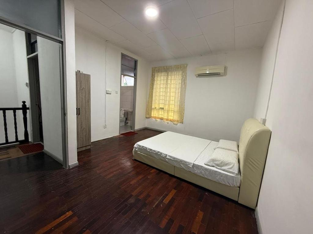 Ένα ή περισσότερα κρεβάτια σε δωμάτιο στο Indah Jaya Terrace 4 Bedrooms 7 pax