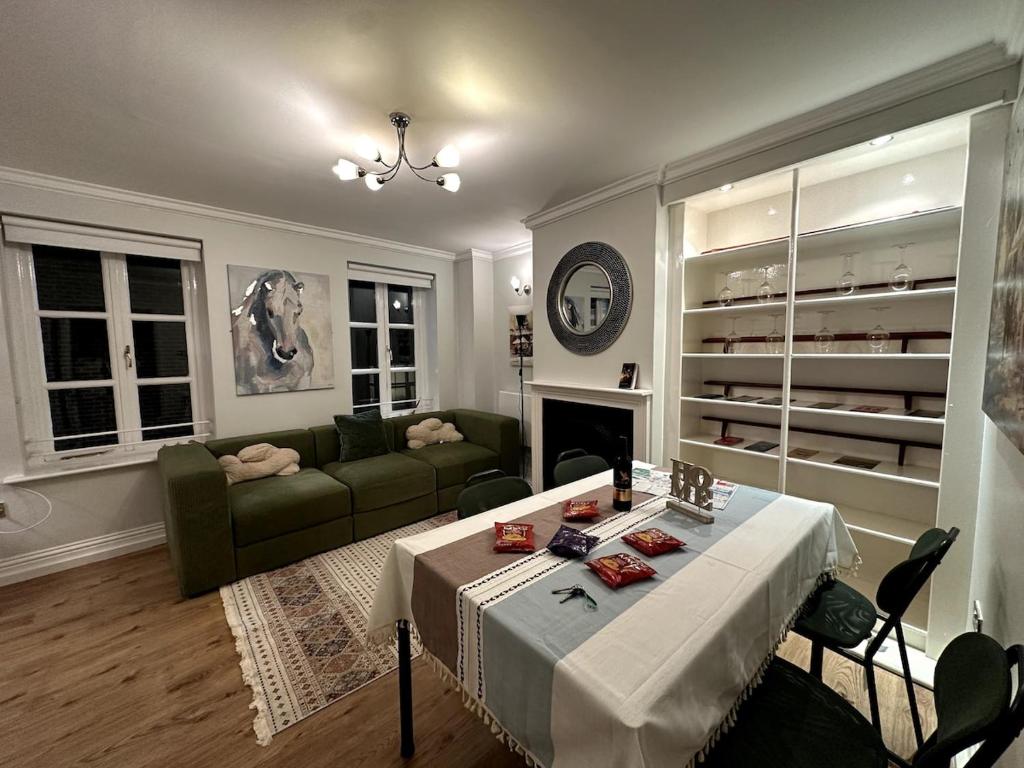 都柏林Dublin Central Spacious 2BR Apt in Temple Bar的客厅里有一张桌子和一张沙发