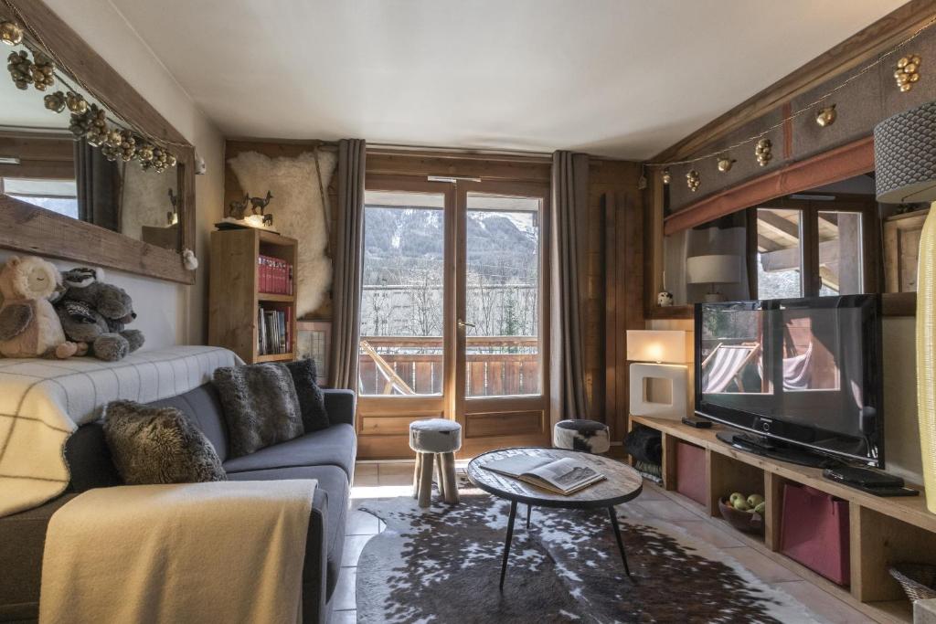 TV a/nebo společenská místnost v ubytování Les Capucins 2- Vue Mont-Blanc - Lac - Escalade