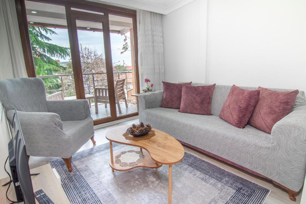 Χώρος καθιστικού στο Cozy 1br & Sofabed With Two Inviting Balconies