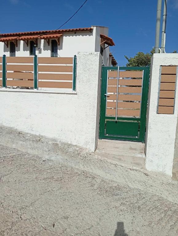 Το κτήριο όπου στεγάζεται  η παραθεριστική κατοικία