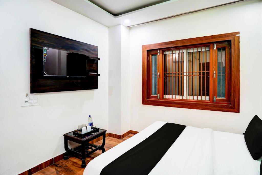 TV a/nebo společenská místnost v ubytování HOTEL O BONJOUR .INN NEAR CROWN PLAZA