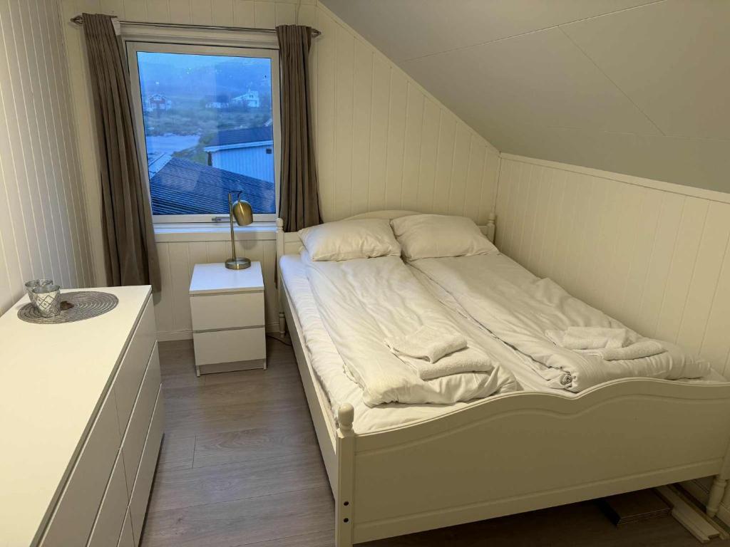 Postel nebo postele na pokoji v ubytování Landsbyhus i Lofoten