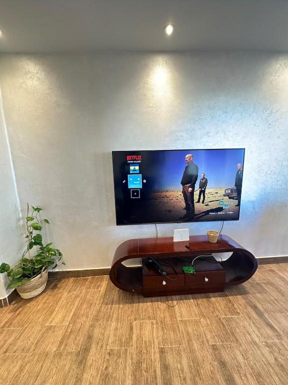 a flat screen tv on a wall in a living room at Apartamento in M'diq