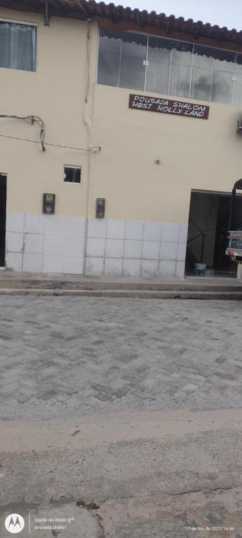 ein leerer Parkplatz vor einem Gebäude in der Unterkunft Hostel Lençóis em Santo Amaro MA in Santo Amaro