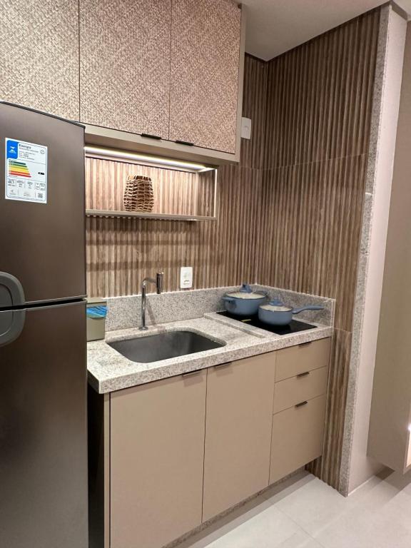 eine Küche mit Spüle und Kühlschrank in der Unterkunft Flat Amura Carneiros in Praia dos Carneiros