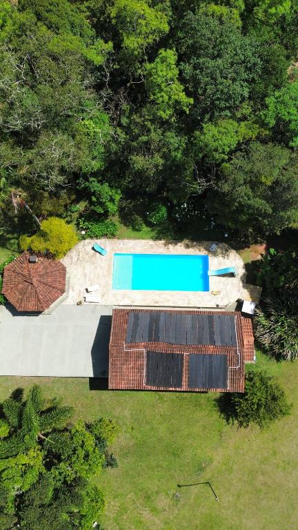 an overhead view of a house with a swimming pool at Recanto UAI in Piedade
