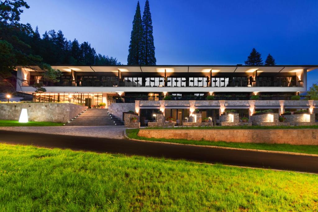 ein Gebäude mit Lichtern in der Nacht davor in der Unterkunft Villa Rossa Luxury & Spa Residence in Narechenski Bani