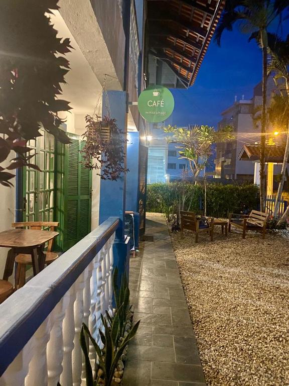 ein Restaurant mit einem Café-Schild an der Seite eines Gebäudes in der Unterkunft Pousada in Bombinhas