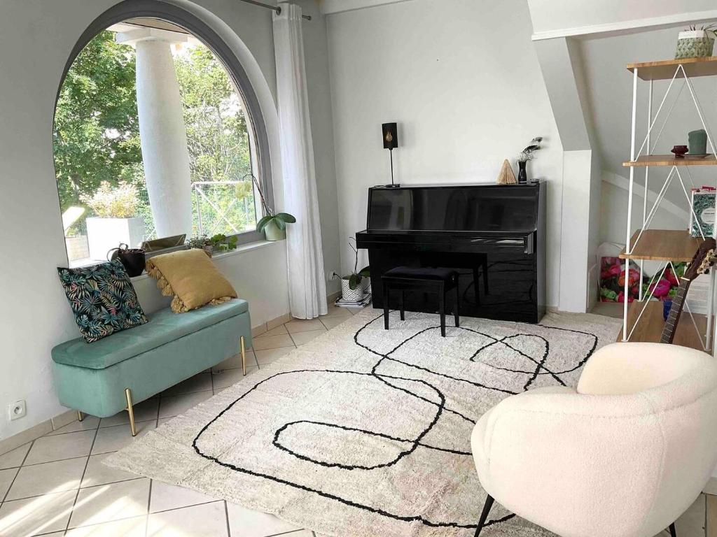 TV a/nebo společenská místnost v ubytování Maison Cocon de verdure - centre-ville - WIFI