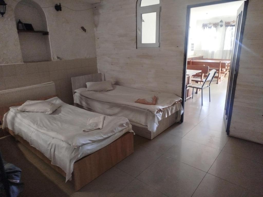 Ένα ή περισσότερα κρεβάτια σε δωμάτιο στο HOSTEL SOCRATES NOWOYAWORIVSK Хостел СОКРАТ НОВОЯВОРІВСЬК