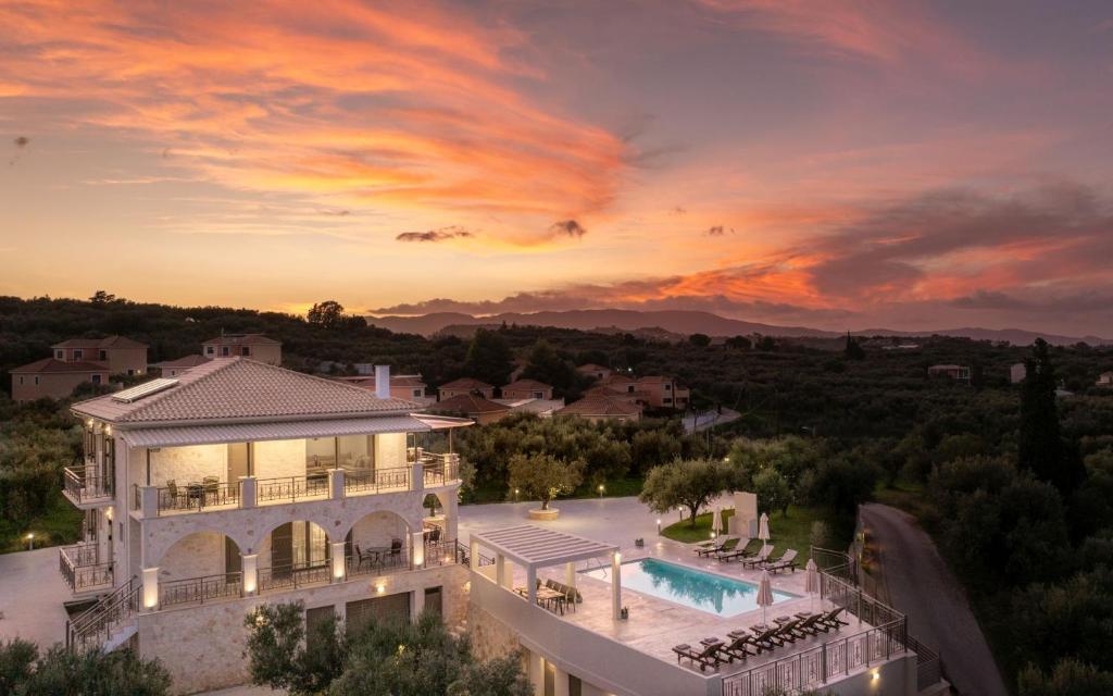 uma vista aérea de uma mansão com um pôr-do-sol em Casa Lydia - Villa with Private Pool, by ZanteWize em Plános