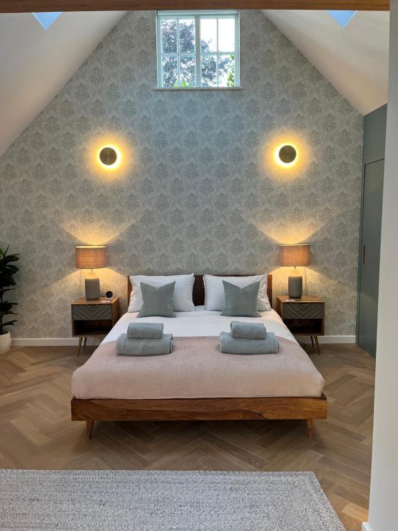 Una cama o camas en una habitación de Luxury Designer Boutique Annexe - Walk to Award Winning Pub