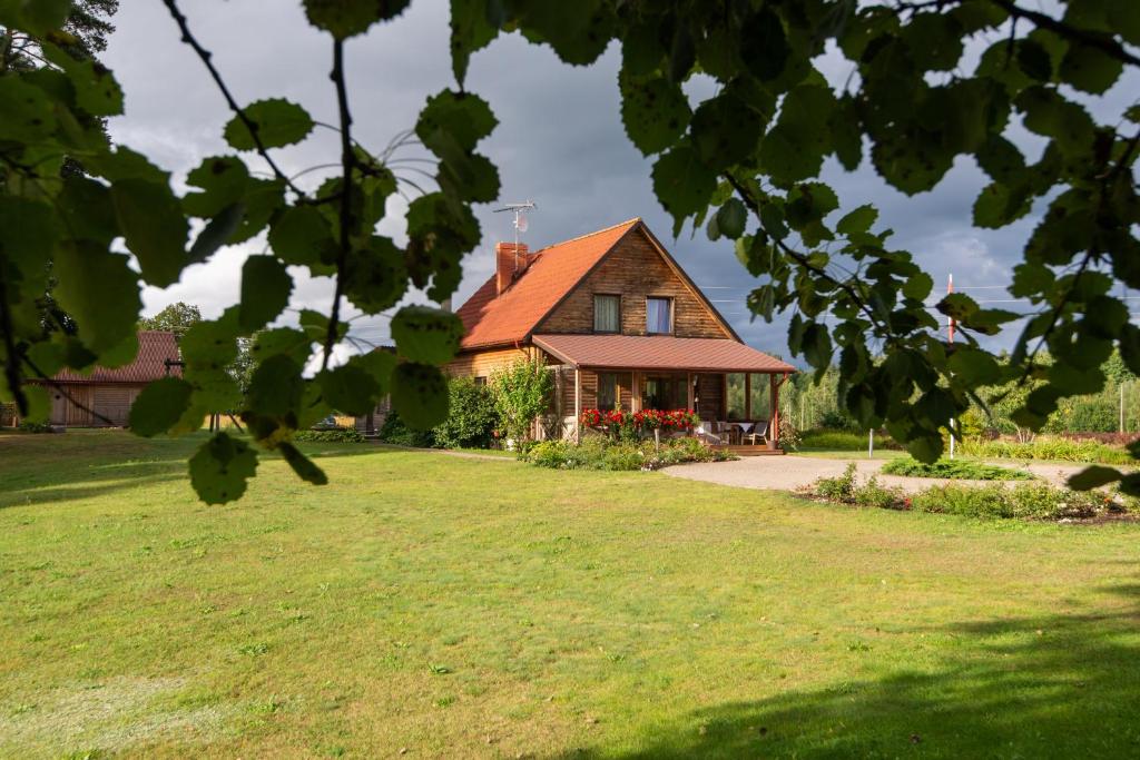 Κήπος έξω από το Brīvdienu māja Lielzemenes