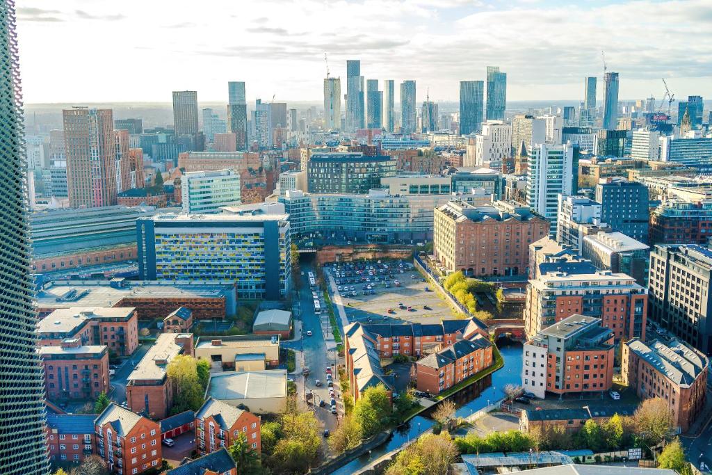 eine Luftaufnahme einer Stadt mit hohen Gebäuden in der Unterkunft Skyline Apartment With Thermal Spa in Manchester