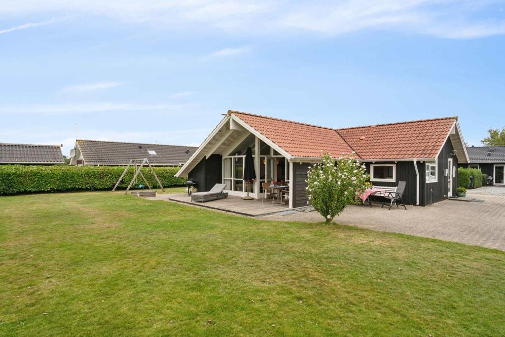 une maison avec une cour devant dans l'établissement Beachside Holiday Home For The Whole Family, à Broager