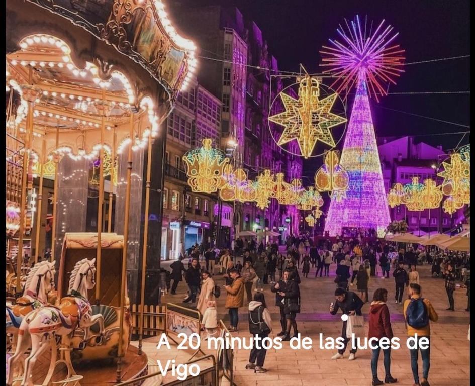 una calle de la ciudad con luces de Navidad y un árbol de Navidad en Merendero de Briz, en Marín