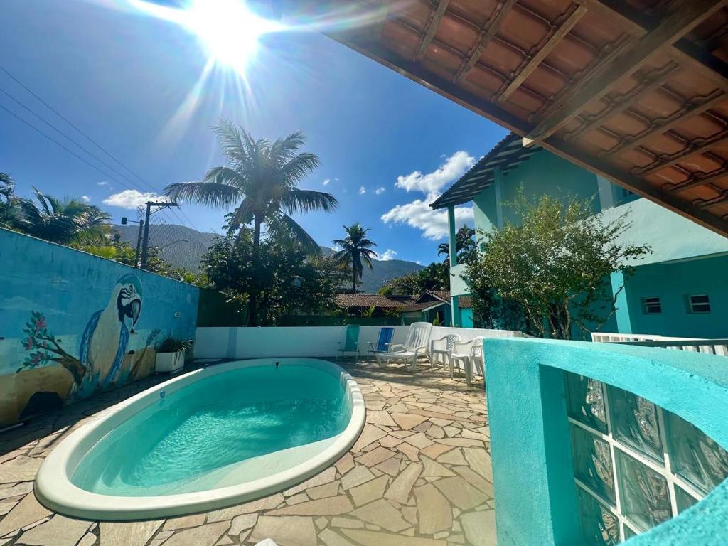 ein Whirlpool im Hinterhof eines Hauses in der Unterkunft Atlântico in Maresias