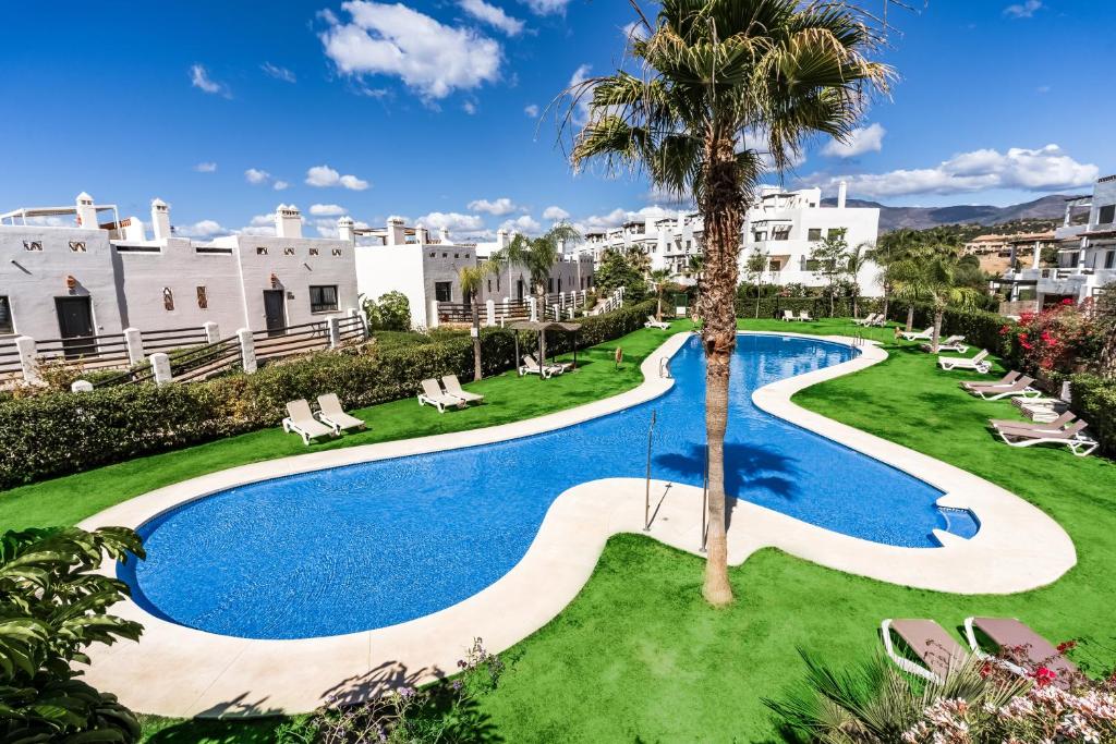 Penthouse in Estepona met Zeezicht, Jacuzzi & Zwembad