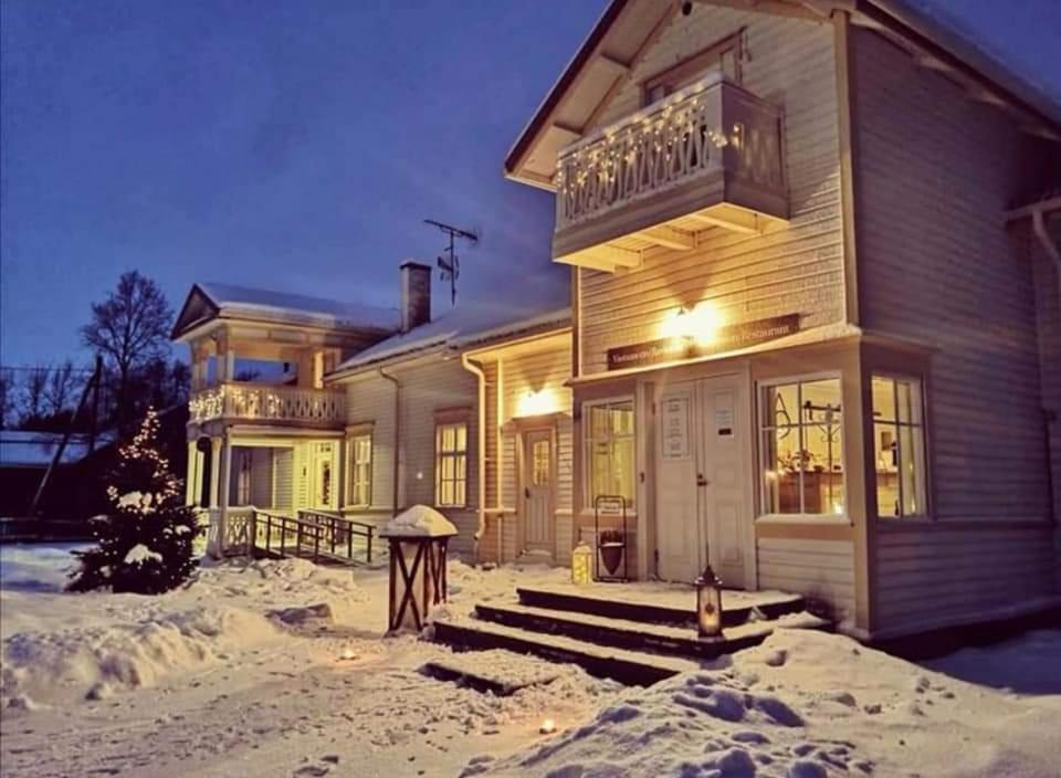 ein Haus im Schnee bei Nacht in der Unterkunft B&B Villa Kauppila in Ii