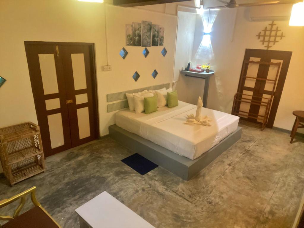 un dormitorio con una cama grande en una habitación en Avalon Villa Unawatuna, en Unawatuna