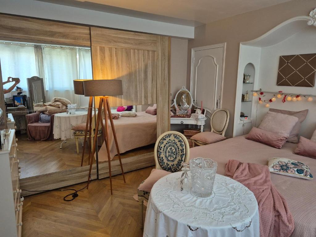 Ένα ή περισσότερα κρεβάτια σε δωμάτιο στο La Lilloise Villeneuve D'Ascq GD STADE Mauroy