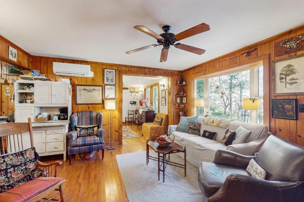 Χώρος καθιστικού στο Cozy Mountain Getaway