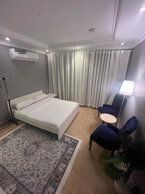 Ένα ή περισσότερα κρεβάτια σε δωμάτιο στο غرفة الجوري 2 الباب الذكي