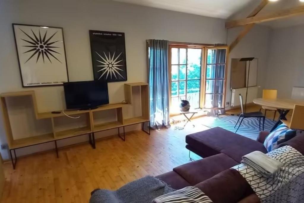 TV a/nebo společenská místnost v ubytování NEU! Ferienwohnung Design 2 Wasserburger Land