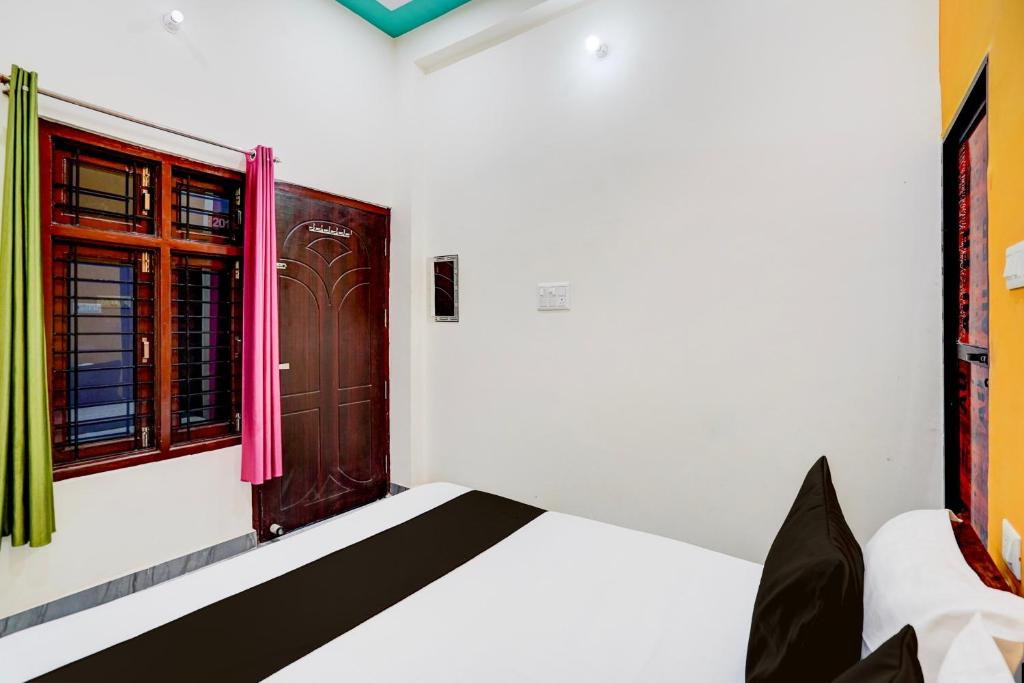 Postel nebo postele na pokoji v ubytování Hotel O ORM Inn