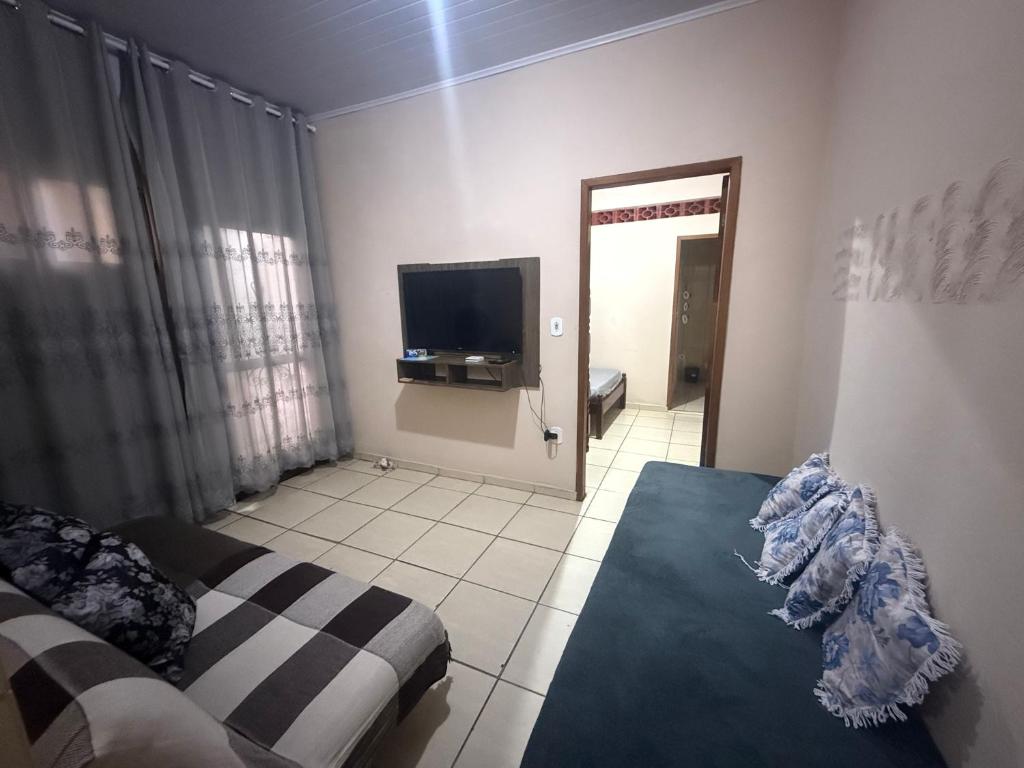 Una televisión o centro de entretenimiento en Casa Aparecida do Norte