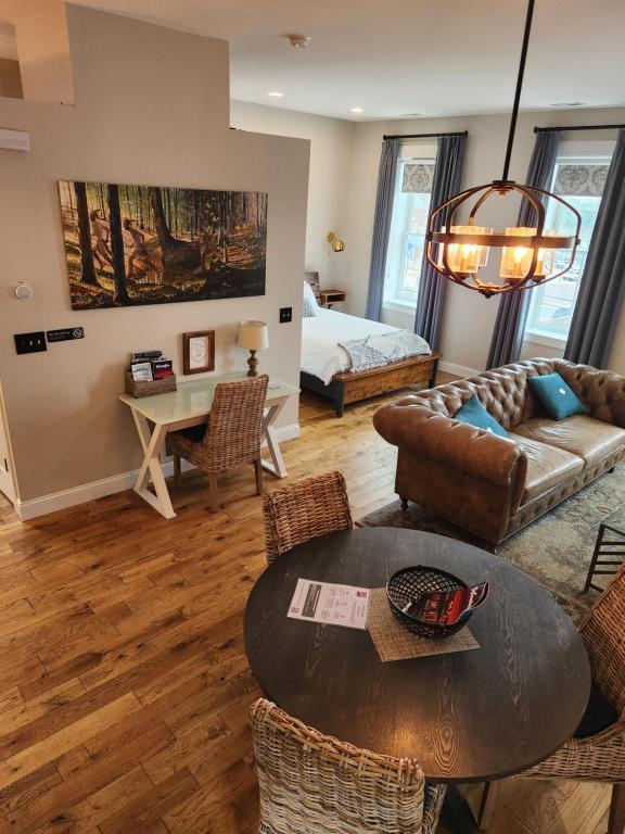 een woonkamer met een tafel en een bed bij 2nd St Loft Riverview in Washington