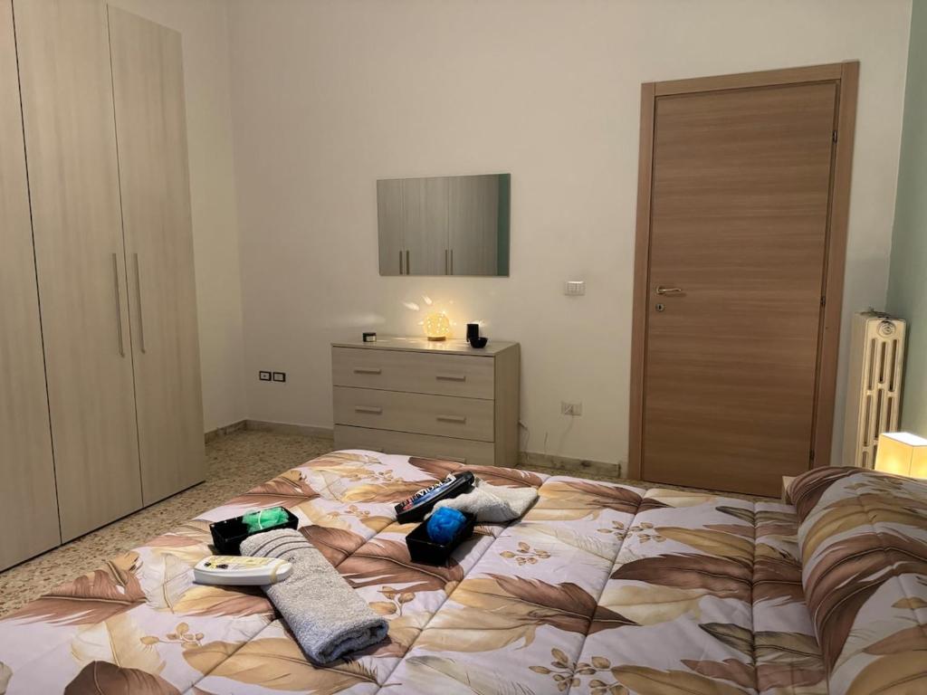 ein Schlafzimmer mit einem Bett mit Kissen darauf in der Unterkunft Appartamento nel centro di Cassino in Cassino