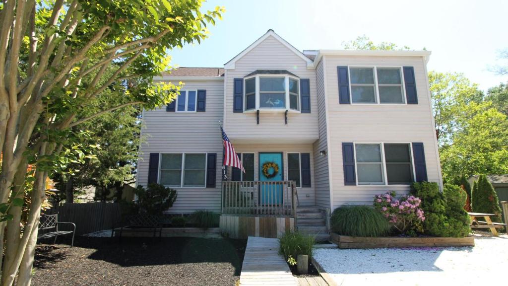 Maison blanche avec drapeau américain dans l'établissement The Lily Pad, à Cape May Point
