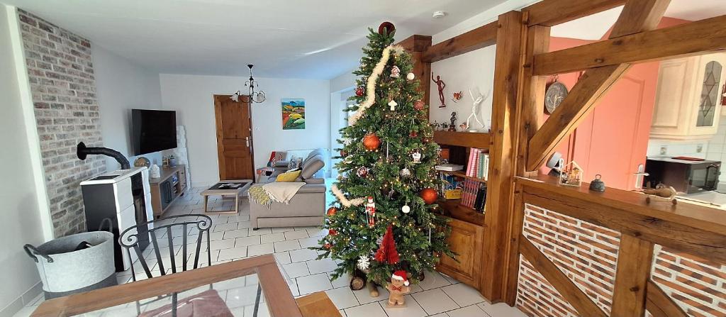 a christmas tree in the middle of a living room at La Solognote-Châteaux & Beauval in Contres