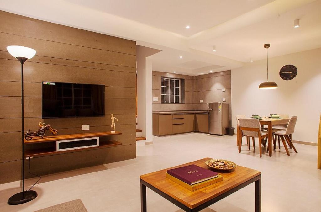 TV a/nebo společenská místnost v ubytování Greece Escape - New Heaven Gold - Villa In Surat