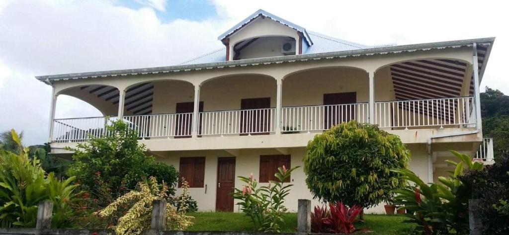 Un edificio con un balcón en la parte superior. en Les Palmiers, en Trois-Rivières