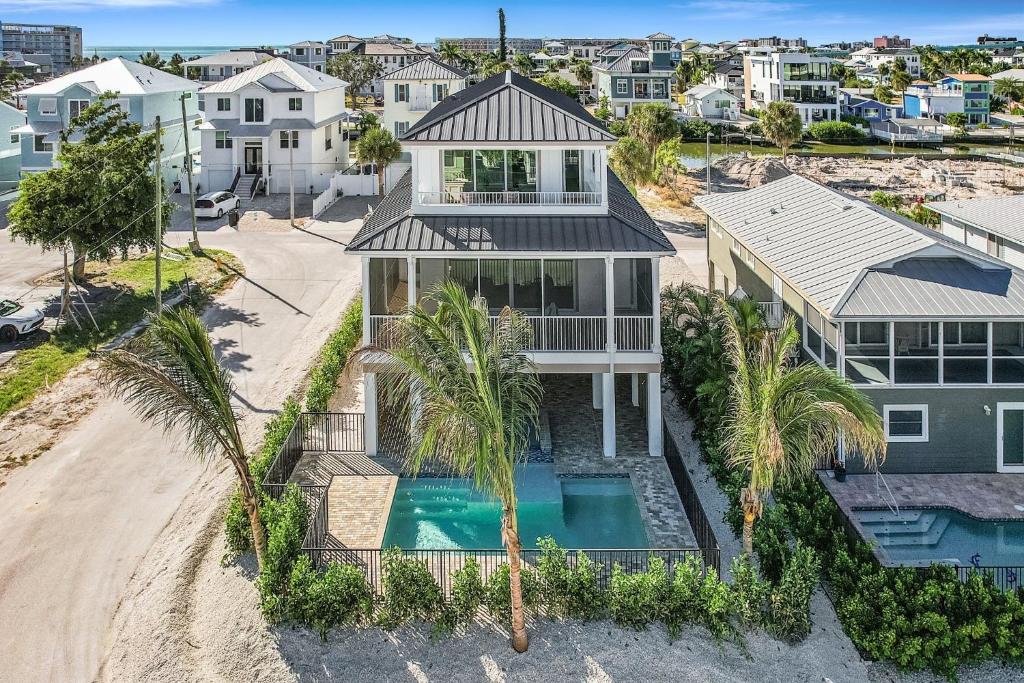 Πισίνα στο ή κοντά στο 211 Ostego - Island Time home