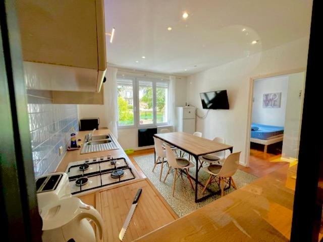 TV a/nebo společenská místnost v ubytování Appartement 6 personnes à La Gaubretière en face du Château