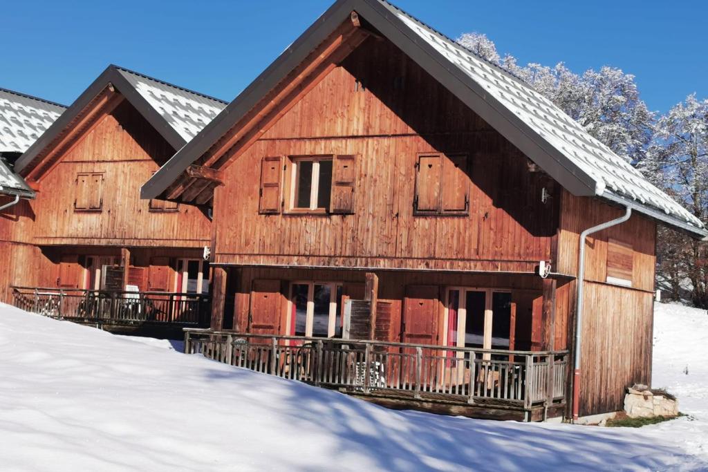 ein Blockhaus mit Schnee davor in der Unterkunft Chalet MÖKI accès piscine sauna in Les Déserts