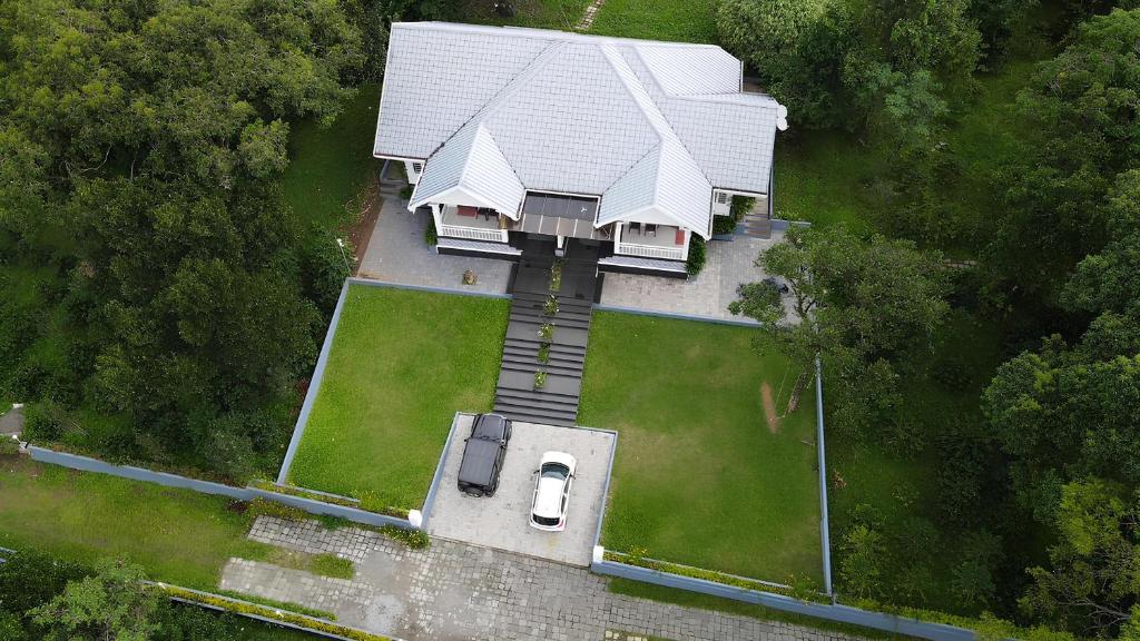 - une vue aérienne sur une grande maison avec une cour dans l'établissement Kanthalloor Moments, à Kanthalloor