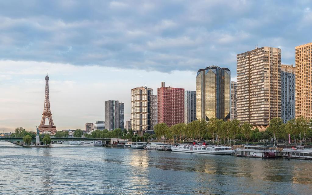 vista su una città con fiume e torre Eiffel di WS Tour Eiffel - Saint-Charles a Parigi