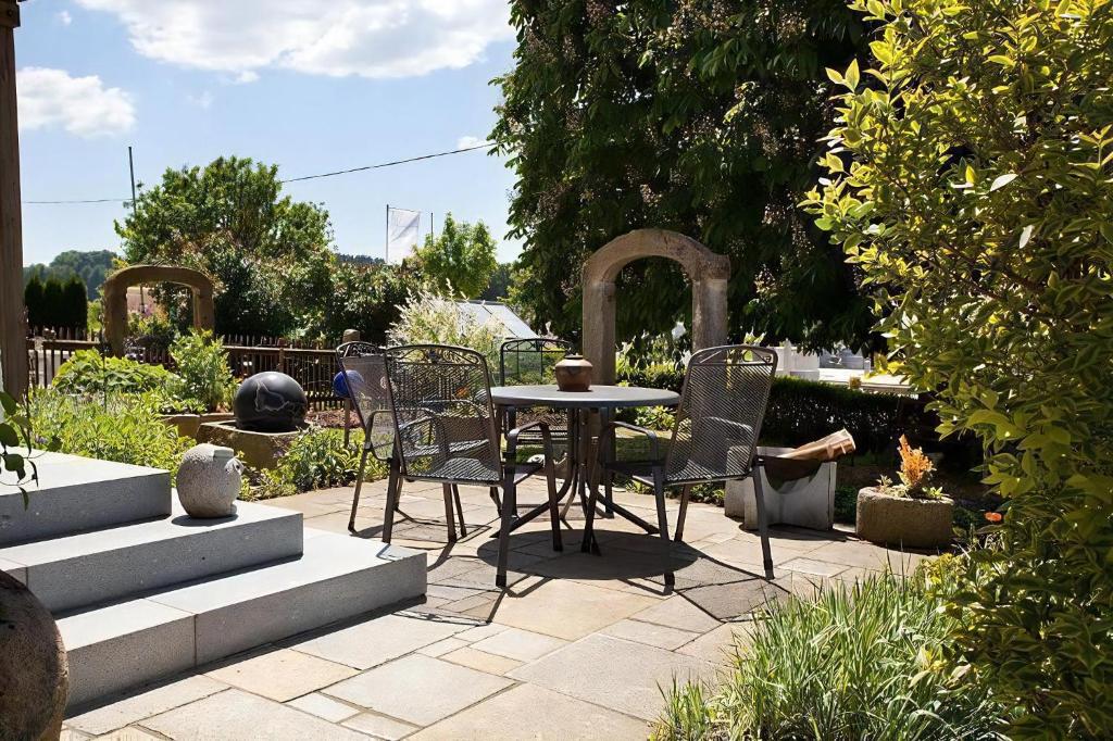 ein Tisch und Stühle auf einer Terrasse in der Unterkunft Ferienwohnung für 4 Personen  2 Kinder ca 85 m in Waldmünchen, Bayern Bayerischer Wald in Waldmünchen