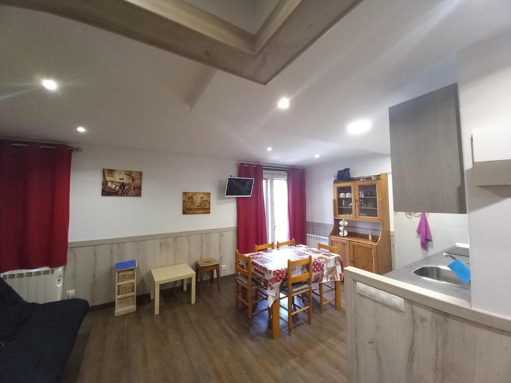 a kitchen and dining room with a table and a kitchen and a kitchen at Altissim Nevada II in Pas de la Casa