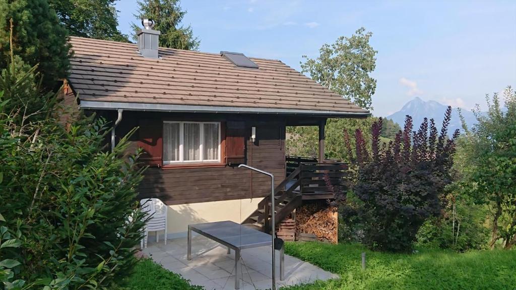 une petite cabine avec un banc dans un jardin dans l'établissement Ferien Im Luegisland, à Giswil