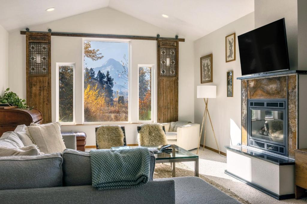 TV a/nebo společenská místnost v ubytování Slope View home