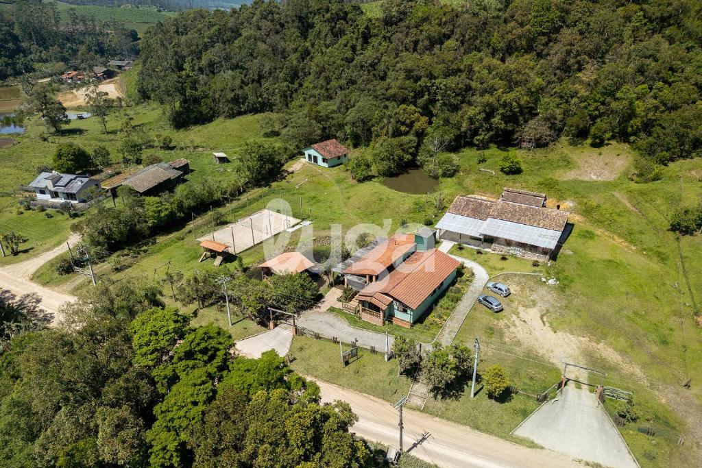 eine Aussicht auf ein Haus auf einem Hügel in der Unterkunft Vieira Eco Pousada #1 in Orleans