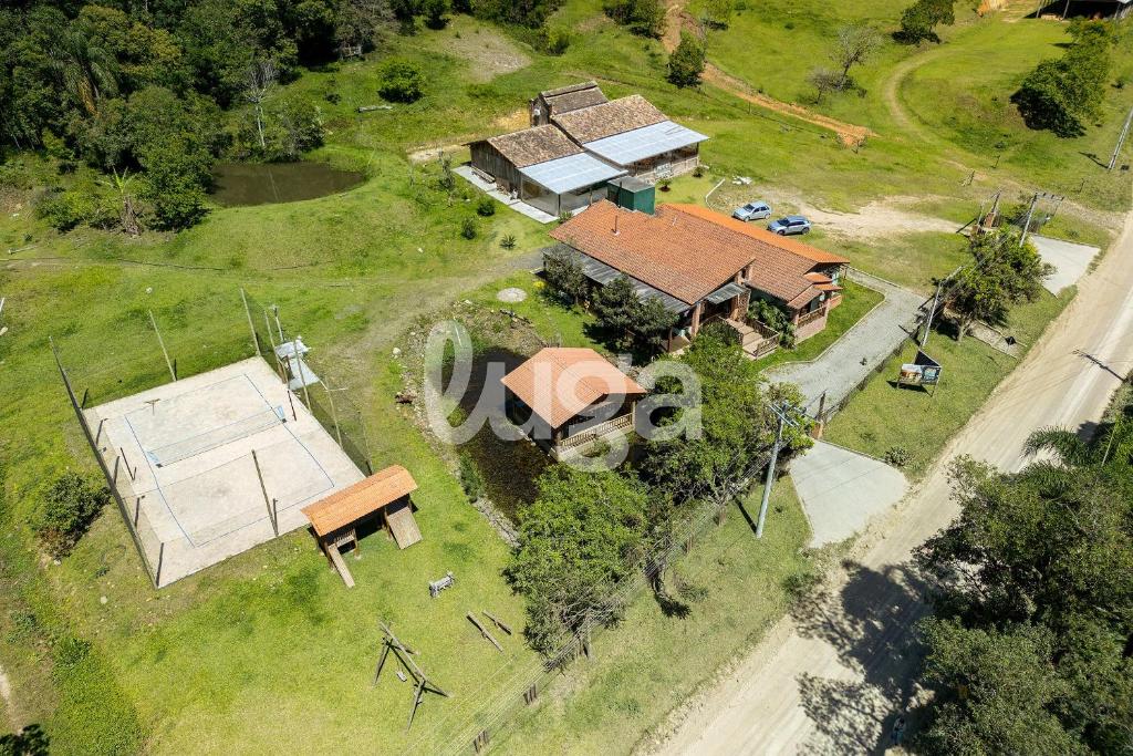 an overhead view of a house with a yard at Vieira Eco Inn – Master Suite Vanderleia in Orleans