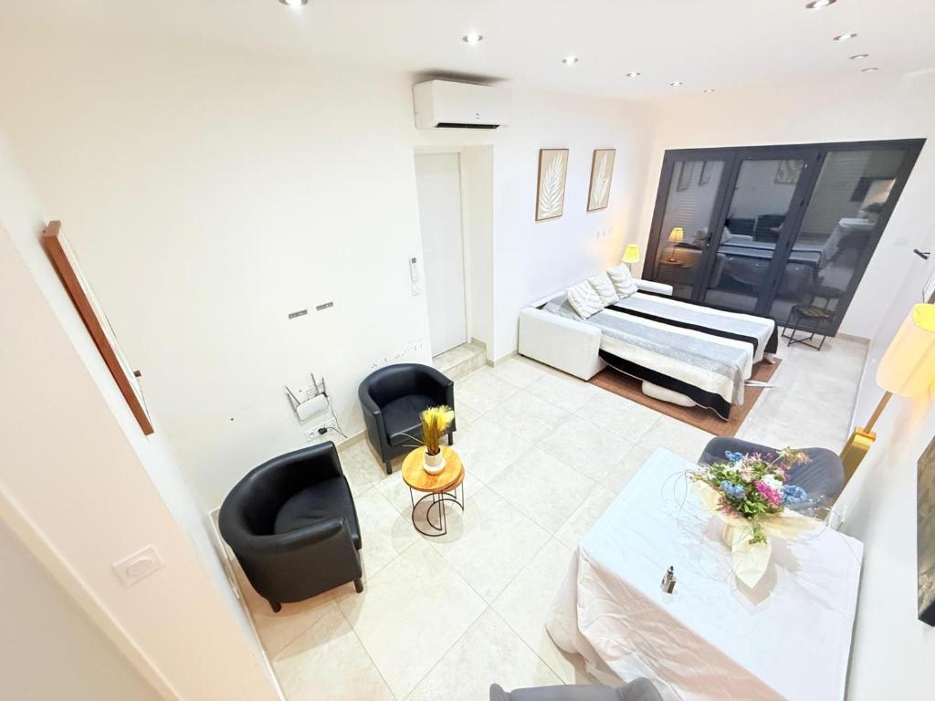 un salon avec un lit et un canapé dans l'établissement Independent Studio dans maison, à Avignon